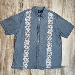 VTG GAP Men's Blue Denim/Chambray Short Sleeve Button-Up w/ Floral Accents